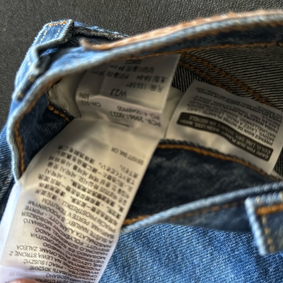 Levi’s 501 Shorts - Picture 3 of 5